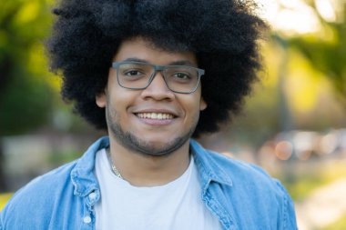 Açık havada genç bir Latin adamın portresi..