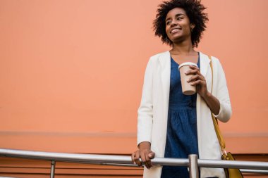 Dışarıdaki afro iş kadınının portresi.