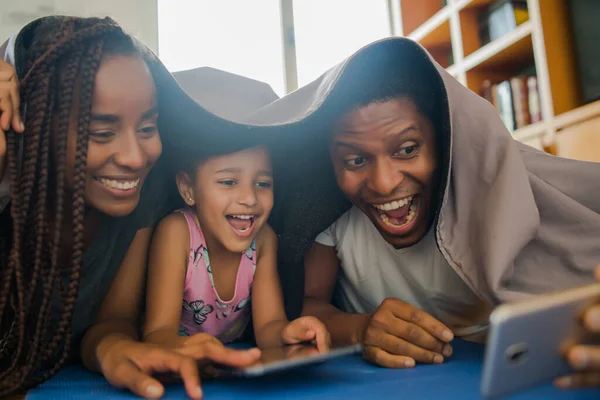 Familj som tar en selfie med telefon. — Stockfoto