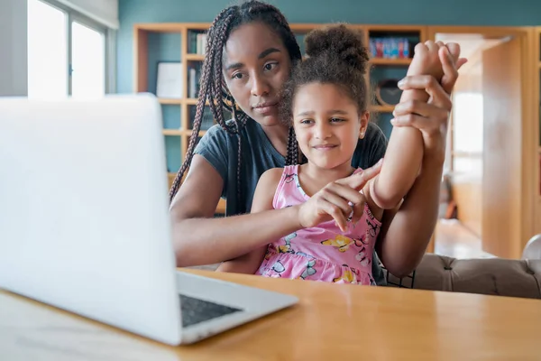 Mor och dotter på videosamtal med läkare. — Stockfoto