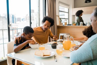 Aile evde kahvaltı yapıyor..