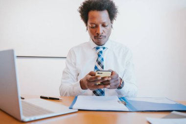 İş adamı cep telefonunu kullanıyor..