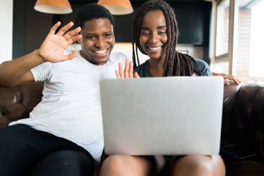 Evde dizüstü bilgisayarı olan bir çift..