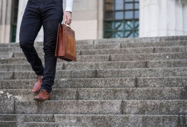 Elinde evrak çantası olan bir iş adamı..