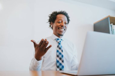 Bir video görüşmesinde iş adamı..