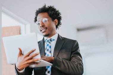 İşadamı ofiste dizüstü bilgisayarla çalışıyor..