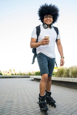 Latin adam sokakta paten kayıyor..