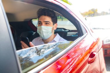 İş adamı arabada cep telefonu kullanıyor..