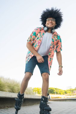 Latin adam dışarıda paten kayıyor..