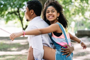 Aile parkta güzel bir gün geçiriyor..