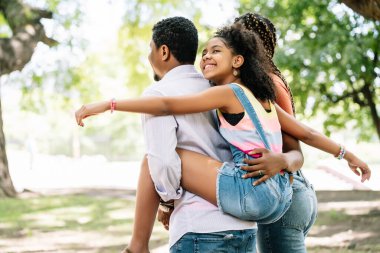 Aile parkta güzel bir gün geçiriyor..