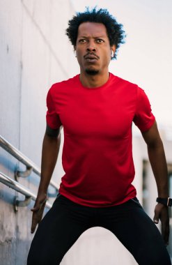 Afro atletik adam dışarıda egzersiz yapıyor..