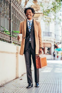 İş adamı işe giderken kahve içiyor..