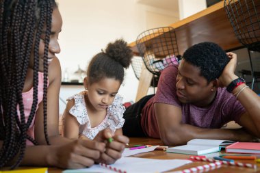 Aile evde birlikte vakit geçiriyor..