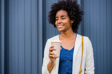 Dışarıdaki afro iş kadınının portresi.