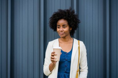 Dışarıdaki afro iş kadınının portresi.