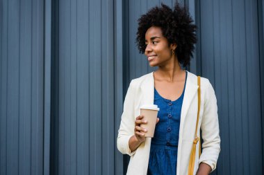 Dışarıdaki afro iş kadınının portresi.