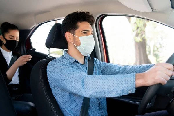 Taxichauffeur met passagier op de achterbank. — Stockfoto