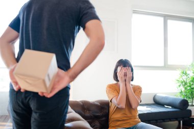 Erkek, kız arkadaşına hediyeyle sürpriz yapıyor..