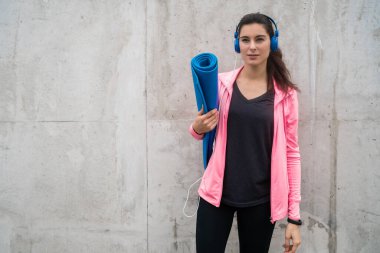 Antrenman minderi tutan atletik bir kadın.