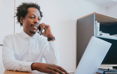 İş adamı telefonda konuşuyor..