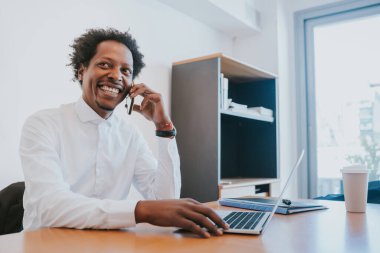 İş adamı telefonda konuşuyor..