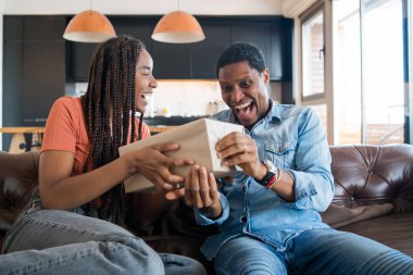 Bir kadın erkek arkadaşına hediyeyle sürpriz yapıyor..