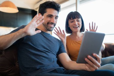 Evde dijital tabletli bir çift görüntülü konuşma yapıyor..