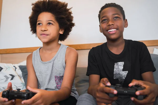 Two brothers playing video games at home. — Stock Photo, Image