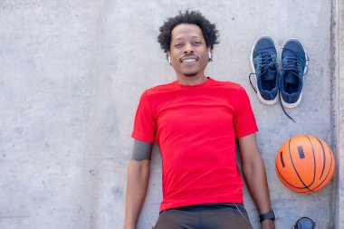 Afro atletik adam egzersizden sonra dinleniyor..