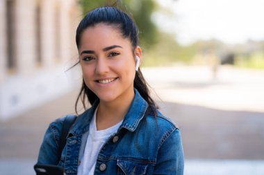 Kulaklıklı müzik dinleyen bir kadın..