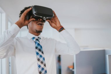 Sanal gerçeklik gözlüğü kullanan bir iş adamı.