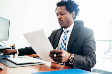 Modern ofisinde çalışan bir iş adamı..