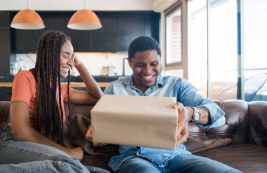 Bir kadın erkek arkadaşına hediyeyle sürpriz yapıyor..