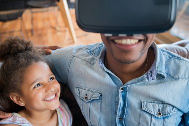 Baba kız video oyunu oynuyorlar..