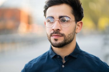 Dışarıdaki delikanlıya yakın çekim..