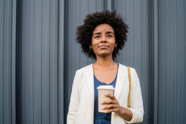 Dışarıdaki afro iş kadınının portresi.