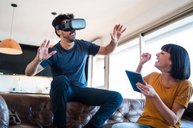 Video oyunu oynayan çift VR gözlüklü.