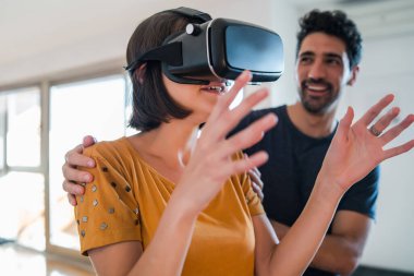 Video oyunu oynayan çift VR gözlüklü.