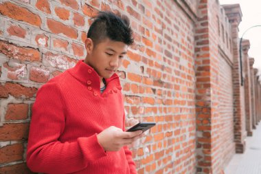 Cep telefonunu kullanan bir adam..