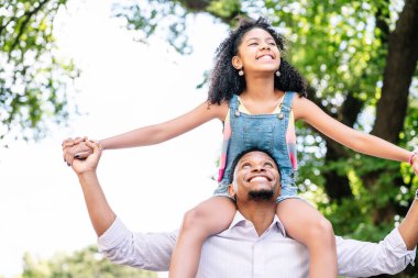 Baba ve kızı dışarıda eğleniyorlar..