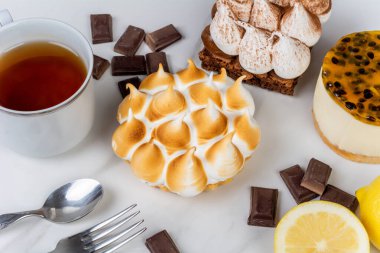 Mini çikolata, limonlu turta ve tutkulu meyveli kek..
