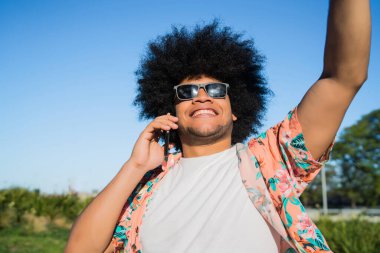 Latin adam dışarıda telefonla konuşuyor..