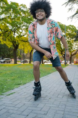 Latin adam dışarıda paten kayıyor..