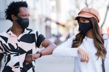 Çift, merhaba demek için birbirine dirseklerle vurur..