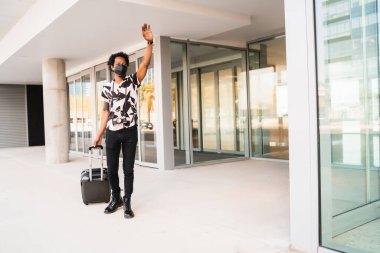 Afro turist sokakta taksi çağırıyor..