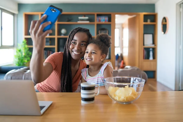 Madre e figlia scattare selfie con il telefono. — Foto Stock