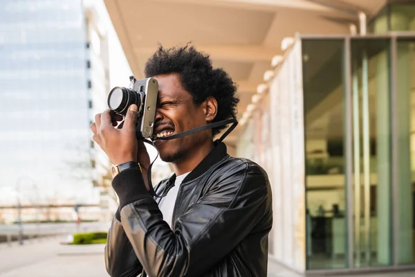 Afro turist man ta bilder med kamera utomhus. — Stockfoto