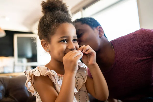 Dotter och far leker hemma. — Stockfoto