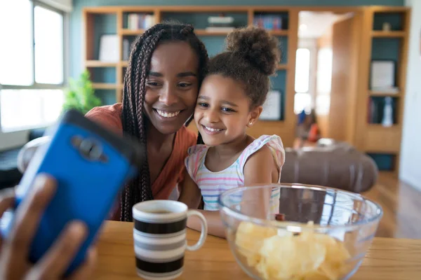 Madre e figlia scattare selfie con il telefono. — Foto Stock